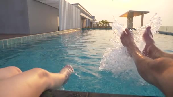 Füße im Pool mit Wasser bestreuen, in Zeitlupe sprühen, 4k — Stockvideo