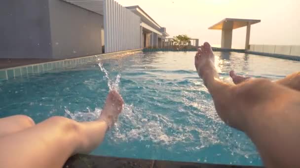 Pies en la piscina espolvorear agua, rociar en cámara lenta, 4k — Vídeos de Stock