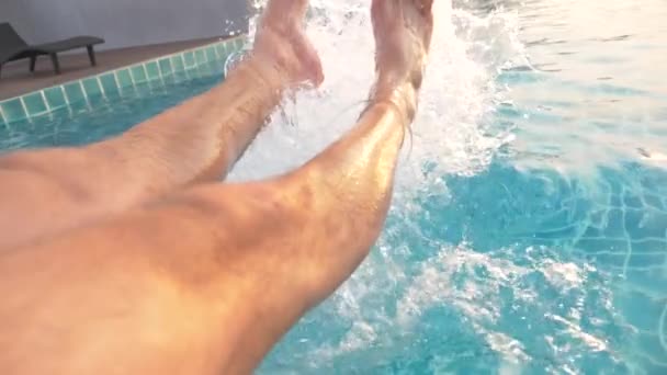 Pies en la piscina espolvorear agua, rociar en cámara lenta, 4k — Vídeo de stock