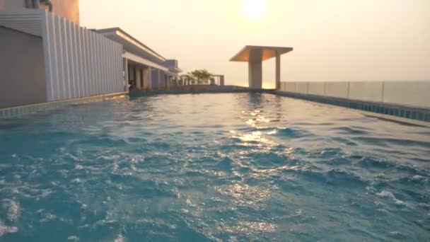Füße im Pool mit Wasser bestreuen, in Zeitlupe sprühen, 4k — Stockvideo