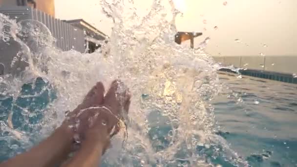 Füße im Pool mit Wasser bestreuen, in Zeitlupe sprühen, 4k — Stockvideo