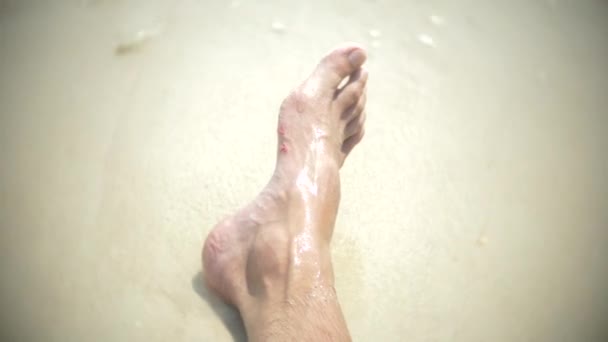 Menschliche Füße, die über Korallen geschnitten werden, während sie im Meer schwimmen. 4, Zeitlupe — Stockvideo