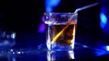 Alkol cam üzerinde sayacı, gece kulübü, bar kokteyl closeup. arka plan bulanıklık, 4k