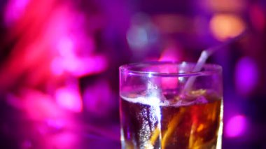 Alkol cam üzerinde sayacı, gece kulübü, bar kokteyl closeup. arka plan bulanıklık, 4k