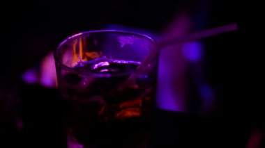 Alkol cam üzerinde sayacı, gece kulübü, bar kokteyl closeup. arka plan bulanıklık, 4k