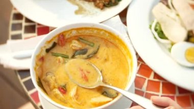 Baharatlı karides çorbası ekşi ve baharatlı tadı ile Tay bir yemektir. bazı karides baharatlı çorba scooping. 4 k, yavaş hareket, yakın çekim