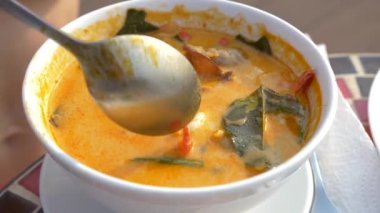 Baharatlı karides çorbası ekşi ve baharatlı tadı ile Tay bir yemektir. bazı karides baharatlı çorba scooping. 4 k, yavaş hareket, yakın çekim
