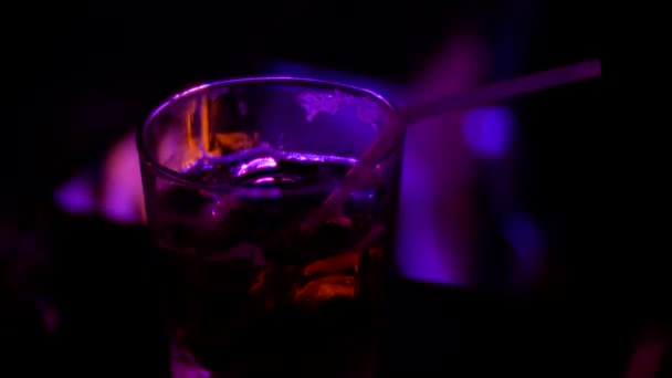 Close-up van alcohol cocktail in glas op toog, in nachtclub. achtergrond vervagen, 4k — Stockvideo