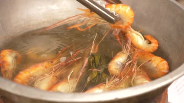 4k, close-up, someone cooks shrimps in a saucepan. Slow motion — Stock Video