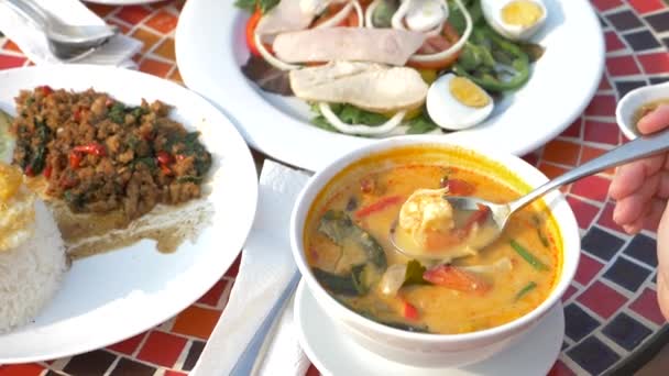 Γαρίδα σούπα πικάντικες είναι ένα ταϊλανδικό πιάτο με πικρή και πικάντικη γεύση. μερικά είναι scooping γαρίδα σούπα πικάντικες. 4 k, αργή κίνηση, γκρο πλαν — Αρχείο Βίντεο