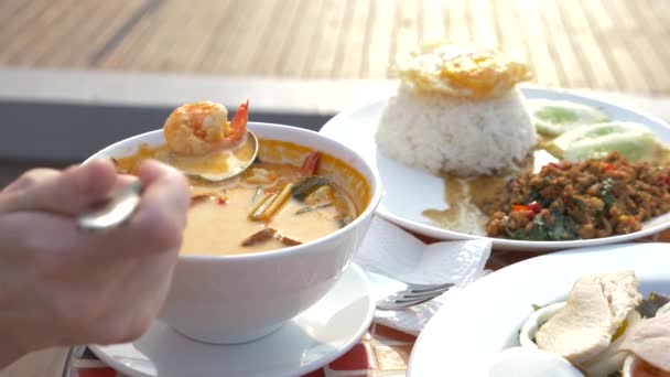 Garnelensuppe ist ein thailändisches Gericht mit saurem und würzigem Geschmack. Einige löffeln eine scharfe Garnelensuppe. 4k, Zeitlupe, Nahaufnahme — Stockvideo