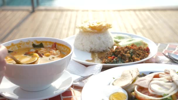 Pikantní polévku s krevetami je thajské jídlo s kyselé a pikantní chuť. Někteří jsou nabírání pikantní polévku s krevetami. 4 k, Zpomalený, detail — Stock video