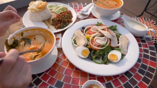 虾辣汤是泰国菜, 味道酸辣。一些正在舀虾辣汤。4k、慢动作、特写 — 图库视频影像
