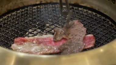 Korece barbekü ızgara. aşçı insanlar ve bir restoranda Kore bir ızgarada pişmiş yemekler yiyin. 4k, yakın çekim.