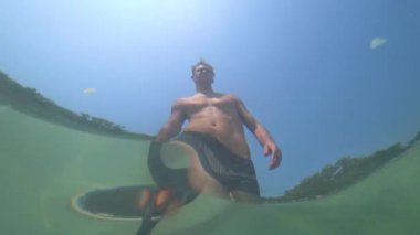 bir adam bir maske berrak bir deniz içine berrak bir deniz dalmış bir insan dalış ve sualtı selfie yapar. 4ksnorkel. 4k