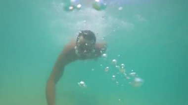 bir adam bir maske berrak bir deniz içine berrak bir deniz dalmış bir insan dalış ve sualtı selfie yapar. 4ksnorkel. 4k