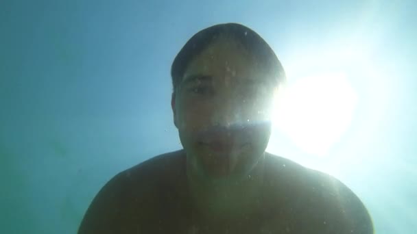 Taucht ein Mann mit einer Maske in ein kristallklares Meer ein und macht ein Selfie unter Wasser. 4ksnorkel. 4k — Stockvideo