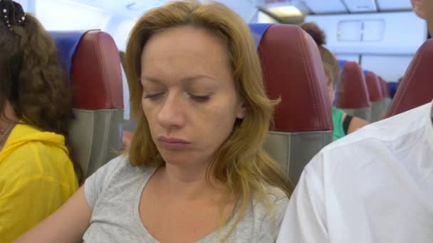 4k, Nahaufnahme. eine Frau isst im Flugzeug zu Abend. während des Fluges — Stockvideo