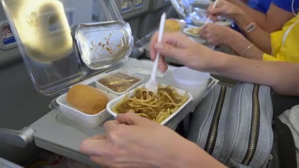 4k, 特写。一个女人正在飞机上吃晚饭。在飞行期间 — 图库视频影像