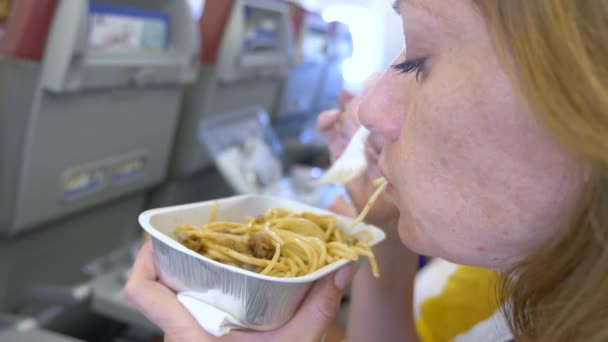 4k, primer plano. Una mujer está cenando en un avión. Durante el vuelo — Vídeos de Stock