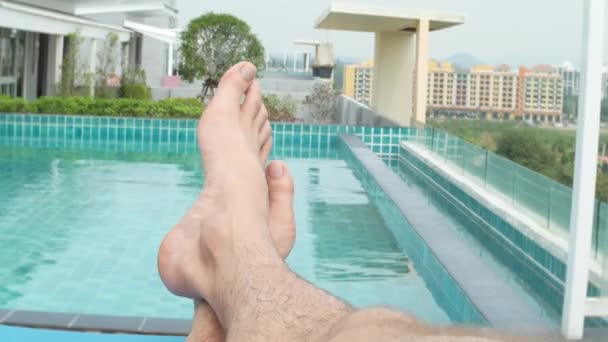 Piernas masculinas en el día junto a la piscina. 4k, desenfoque de fondo — Vídeo de stock