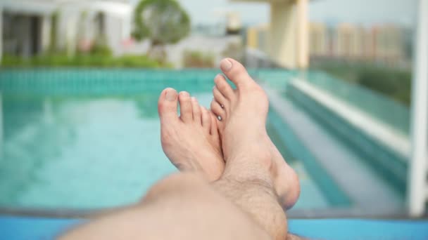 Pernas masculinas no dia junto à piscina. 4k, borrão de fundo — Vídeo de Stock