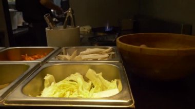 Self Servis. aşçı kızartılmış yemek hazırlar. 4k,
