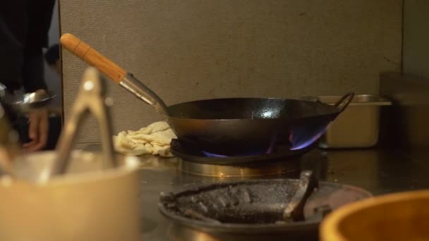 Libre service. le cuisinier prépare le plat frit. 4k , — Video
