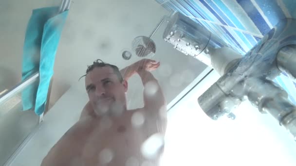 Jonge knappe man neemt een douche. actiecamera. 4k — Stockvideo