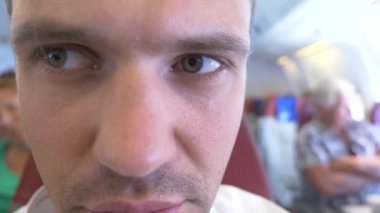 4k, yakın çekim. A adamın yüzü aerophobia yaşandığı bir uçak uçuş sırasında.