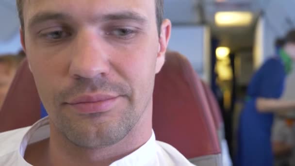 4k, γκρο πλαν. Α επανδρώνει πρόσωπο κατά τη διάρκεια μια πτήση αεροπλάνου βιώνει αεροφοβία. — Αρχείο Βίντεο