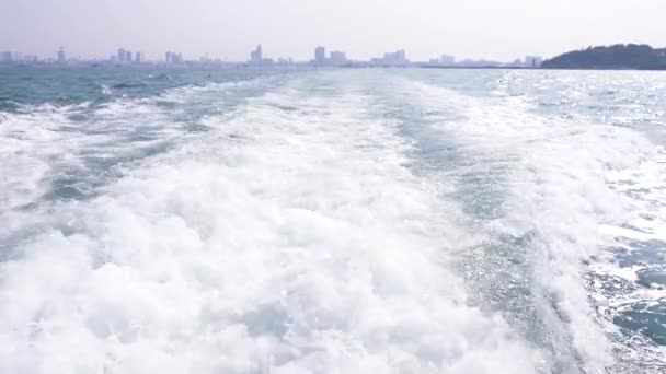 Uitzicht op de zee vanuit het schip. het schip vaart van het eiland bij zonsondergang. 4k, vervagen — Stockvideo