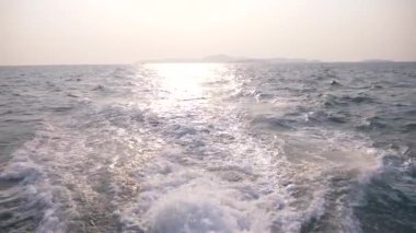 gemiden deniz görünümü. gemi adaya günbatımında yola çıkacak. 4k, bulanıklık