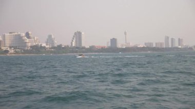 4k, yavaş hareket, denizden modern cityscape görüntüleyin. manzarası