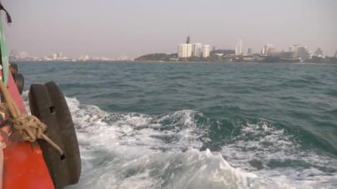 gemiden deniz görünümü. gemi adaya günbatımında yola çıkacak. 4k, bulanıklık