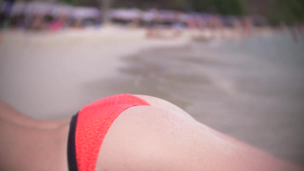 Vista trasera hermosa joven en la playa de nuevo en cámara lenta con bikini rojo sexy trasero vacaciones tropicales. De cerca. 4k — Vídeo de stock