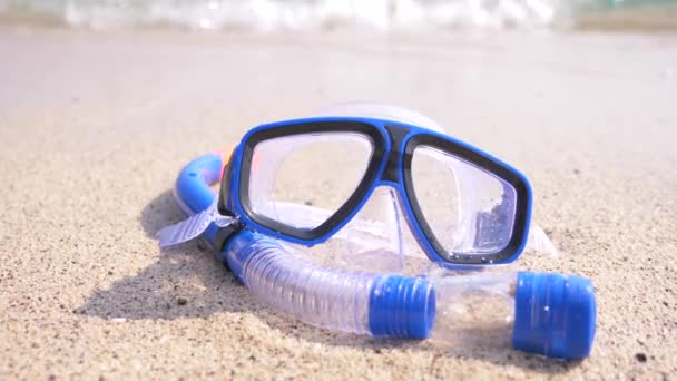Una máscara y snorkel en la playa cerca del mar 4k, cámara lenta — Vídeo de stock