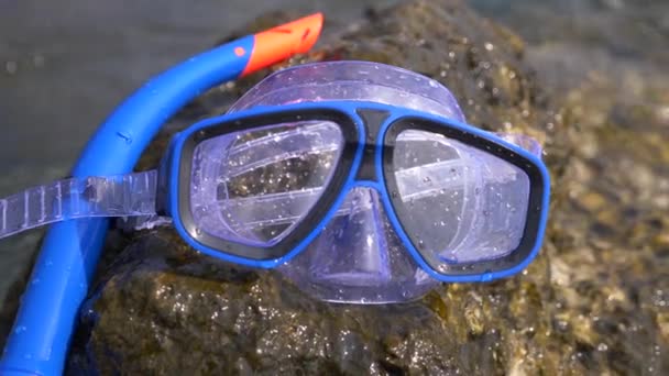 Uma máscara e snorkel na praia perto do mar 4k, câmera lenta — Vídeo de Stock