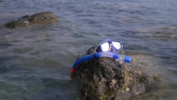 Maschera e boccaglio sulla spiaggia vicino al mare 4k, rallentatore — Video Stock