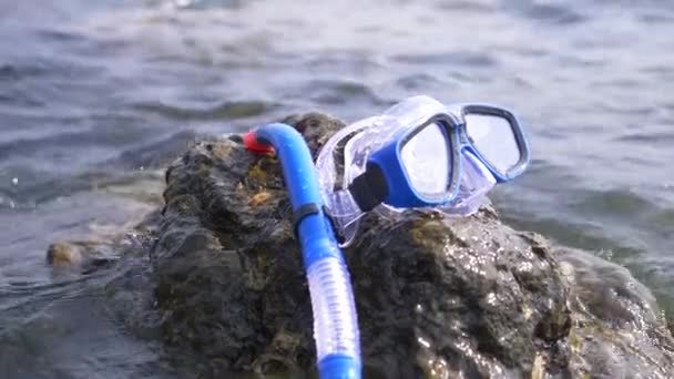 Maska a šnorchl na pláži poblíž moře 4k, pomalý pohyb — Stock video