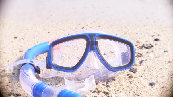 Een masker en snorkel op het strand in de buurt van de zee 4k, slow-motion — Stockvideo