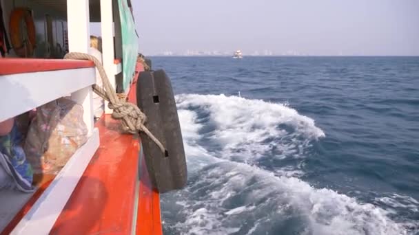 Pohled na moře z lodi. loď se plaví z ostrova při západu slunce. 4k, rozostření — Stock video