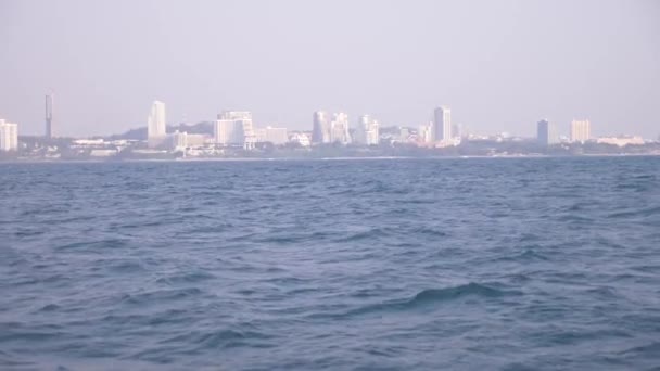 4k, slow-motion, uitzicht vanaf de zee naar het moderne stadsbeeld. skyline — Stockvideo