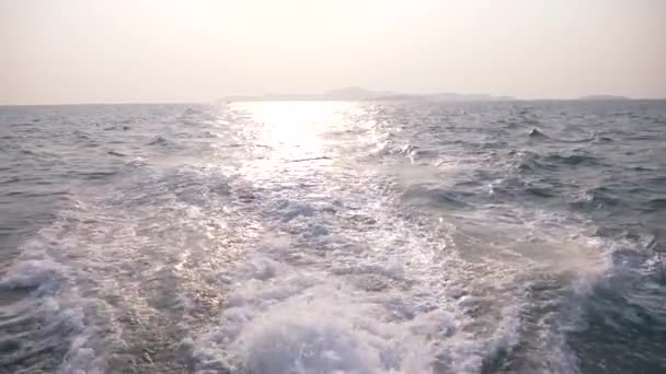 Blick auf das Meer vom Schiff aus. Das Schiff verlässt die Insel bei Sonnenuntergang. 4k, unscharf — Stockvideo