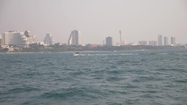 4k, câmera lenta, vista do mar para a paisagem urbana moderna. linha do horizonte — Vídeo de Stock