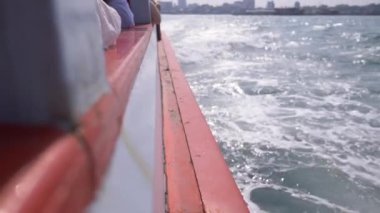 gemiden deniz görünümü. gemi adaya günbatımında yola çıkacak. 4k, bulanıklık