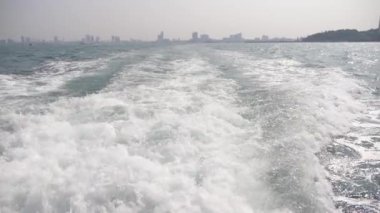 gemiden deniz görünümü. gemi adaya günbatımında yola çıkacak. 4k, bulanıklık