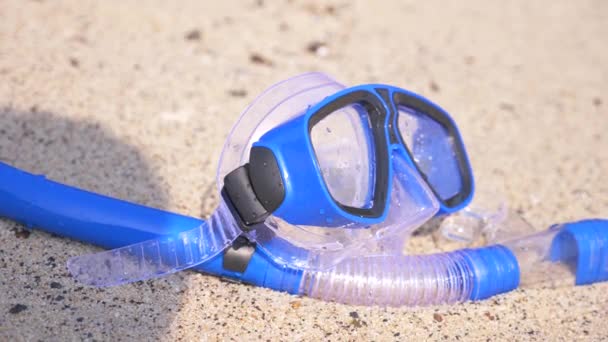 O mască și snorkel pe plaja din apropierea mării 4k, mișcare lentă — Videoclip de stoc