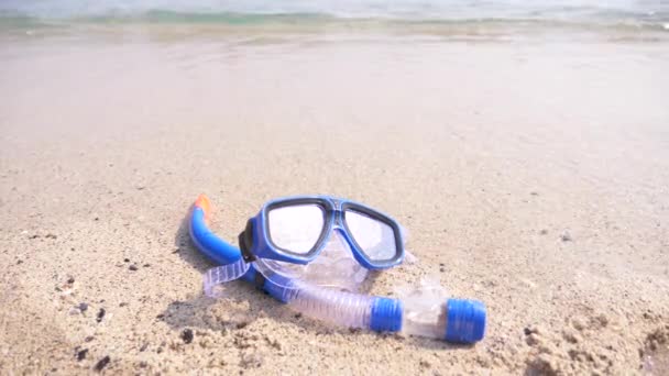 Una máscara y snorkel en la playa cerca del mar 4k, cámara lenta — Vídeos de Stock