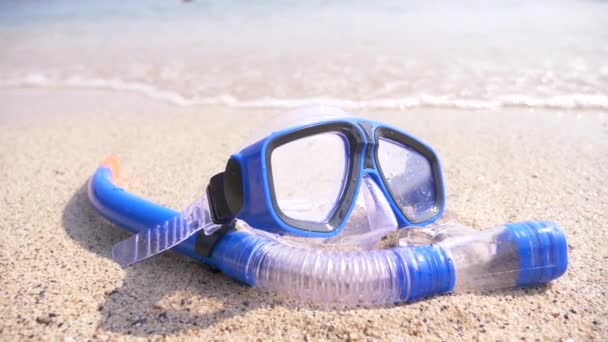 Una máscara y snorkel en la playa cerca del mar 4k, cámara lenta — Vídeo de stock